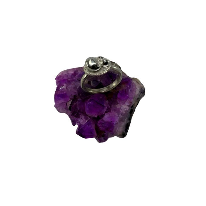 Anillo reticulado con granalla de plata