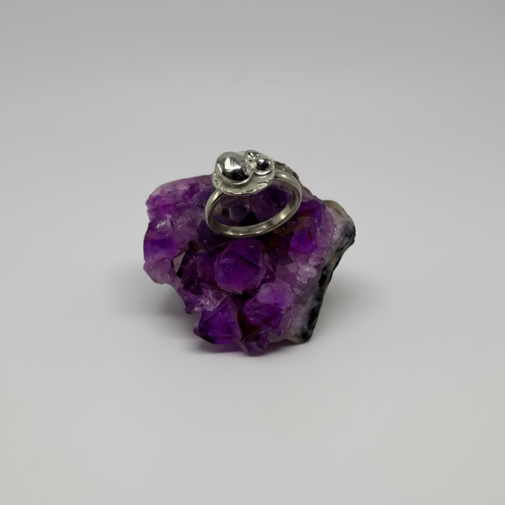 Anillo reticulado con granalla de plata