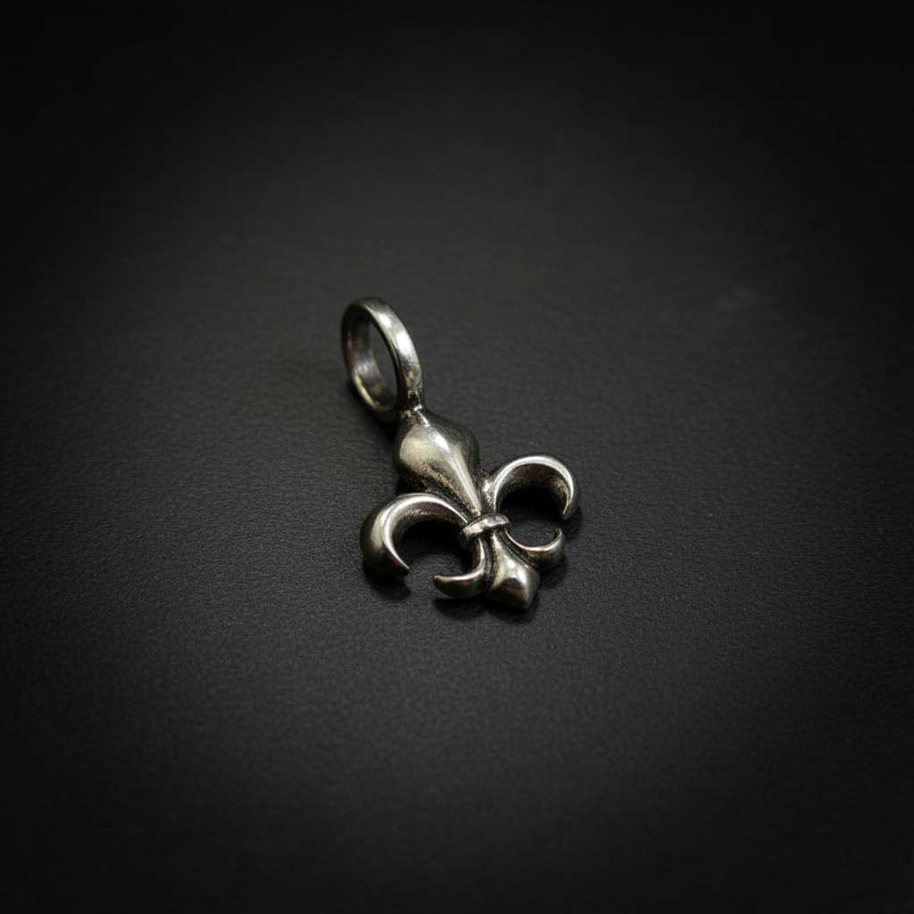 Colgante amuleto flor de lis