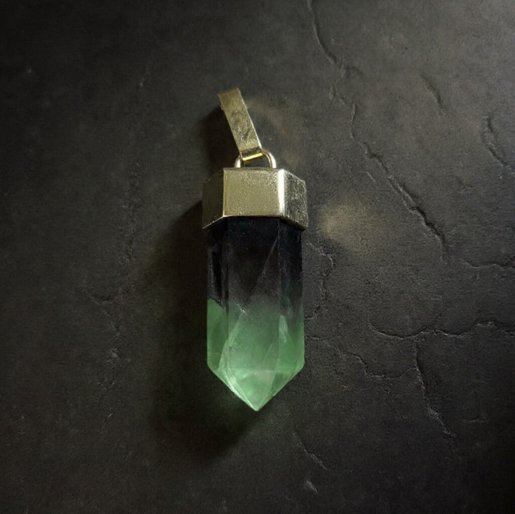 Colgante amuleto fluorita arcoíris