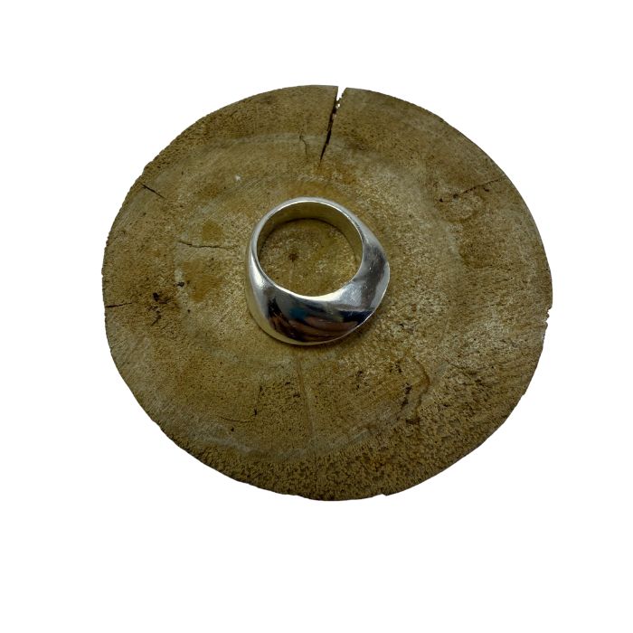 Anillo tallado en plata