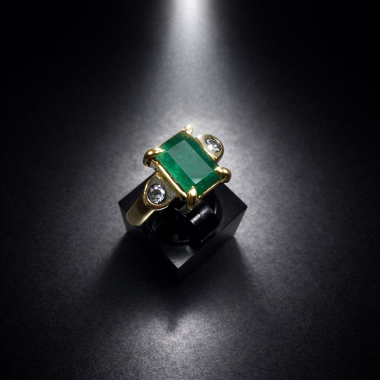 Anillo esmeralda y diamantes