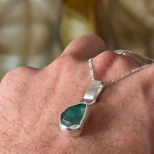 Cadena + dije esmeralda en bruto