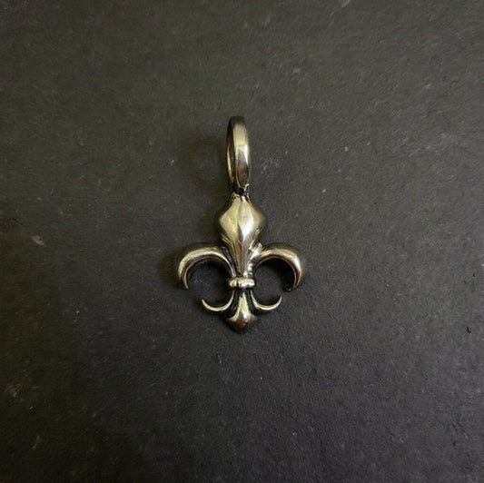 Colgante amuleto flor de lis