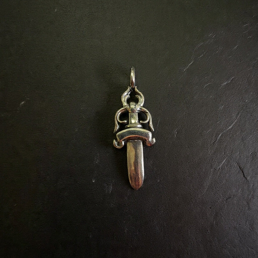 Colgante amuleto espada
