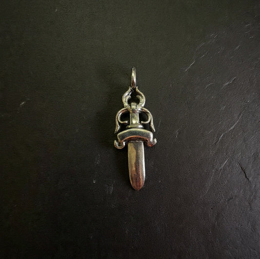 Colgante amuleto espada