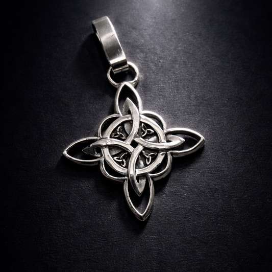 Colgante nudo de brujas